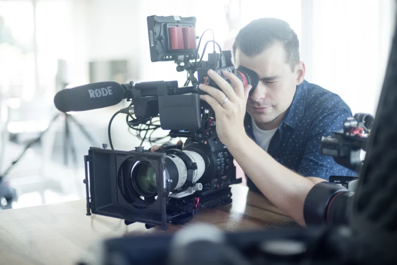 Kameramann bei der Arbeit mit einer professionellen Filmkamera